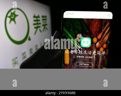 Allemagne. 10 juillet 2024. Dans cette illustration photo, une personne tient un smartphone avec la page Web de la société de commerce électronique agricole chinoise Meicai devant le logo. (Crédit image : © timon Schneider/SOPA images via ZUMA Press Wire) USAGE ÉDITORIAL SEULEMENT ! Non destiné à UN USAGE commercial ! Banque D'Images