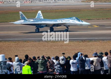 Zhuhai, China.12th novembre 2024. Le chasseur furtif « Su-57 » a effectué une démonstration de vol au 15e salon aéronautique chinois le 12 novembre 2024. Crédit : Chen Jimin/China News Service/Alamy Live News Banque D'Images