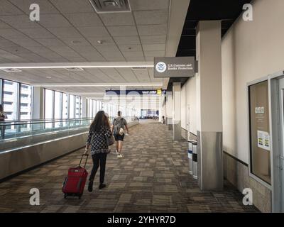 MINNEAPOLIS, le 21 AOÛT 2024 : les voyageurs passent devant le bureau des douanes et de la protection des frontières des États-Unis (CBP) à l'aéroport de Minneapolis, soulignant les frontières américaines Banque D'Images