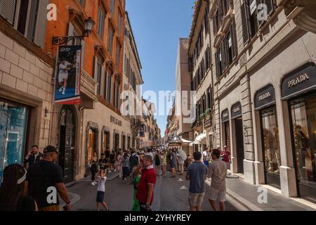 ROME, ITALIE - 15 JUIN 2024 : foule onVia dei Condotti, une rue commerçante de Rome, avec des boutiques de luxe et une vie urbaine animée. Cette rue principale est un centre pour Banque D'Images