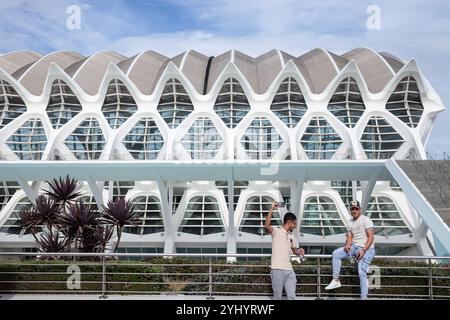 VALENCE, ESPAGNE - 13 OCTOBRE 2024 : touristes prenant des selfies devant le Museo de las Ciencias principe Felipe, qui fait partie de la Cité des Arts et de la Scienc Banque D'Images