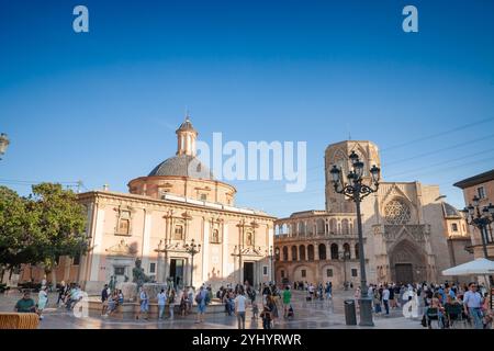 VALENCIA, ESPAGNE - 13 OCTOBRE 2024 : Plaza de la Virgen à Valence avec la Fontaine Turia au premier plan. Derrière elle se dresse la basilique de notre garçon Banque D'Images