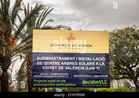 VALENCIA, ESPAGNE - 13 OCTOBRE 2024 : logo de l'Ajuntament de Valencia (Hôtel de ville de Valence, municipalité de valence devant un projet de rénovation Banque D'Images