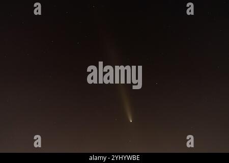 Une comète s'élève dans le ciel nocturne près de Phoenix, Arizona Banque D'Images