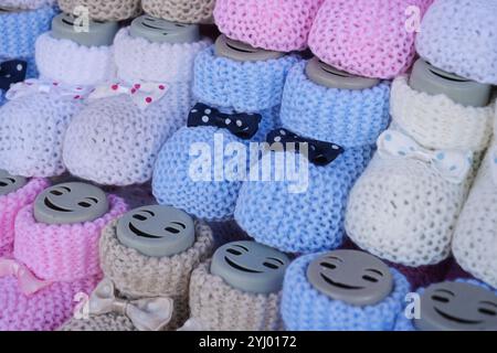 Adorables et mignons chaussons tricotés pour bébé disponibles dans des couleurs pastel douces et charmantes Banque D'Images