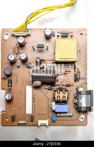 Vue rapprochée de la carte de circuit électronique avec des composants de micropuce, circuits intégrés, condensateurs, résistances et connexions électroniques. Techno Banque D'Images