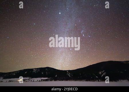 La galaxie hivernale de la voie lactée brille au-dessus du lac Slide. Forêt nationale de Bridger-Teton, Wyoming Banque D'Images