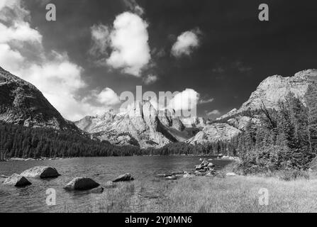 WY01759-00-BW....... WYOMING - vue sur Cathedral Peak depuis Middle Lake dans la région sauvage de Popo Agie de la chaîne de Wind River, forêt nationale de Shoshone. Banque D'Images