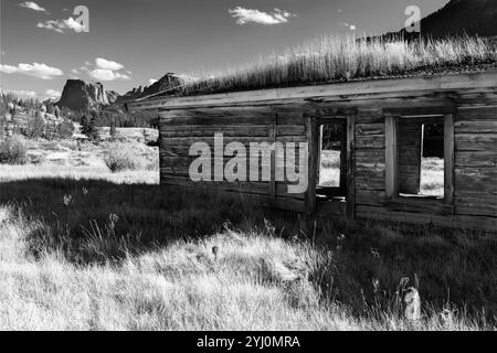 WY01790-00-BW....... WYOMING - Osborn Cabin et Squaretop Mountain dans la Green River Valley de la forêt nationale de Bridger. Banque D'Images