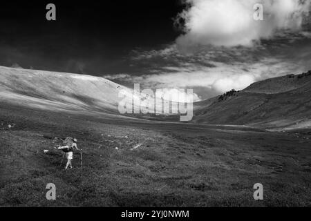 WY05485-00-BW....WYOMING - femme routard tout en atteignant Porcupine Pass du sud. Porcupine Trail dans la nature sauvage de Bridger, Bridger National Banque D'Images