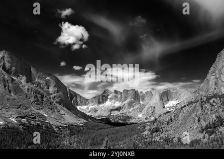 WY05703-00-BW..... WYOMING - le Cirque des Tours depuis le sentier Bear Lakes, Popo Agie Wilderness, Shoshone National Forest. Banque D'Images