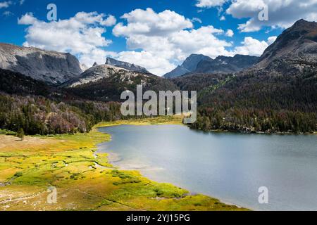 Les montagnes de Wind River entourant Big Sandy Lake, Bridger Wilderness, Wyoming Banque D'Images