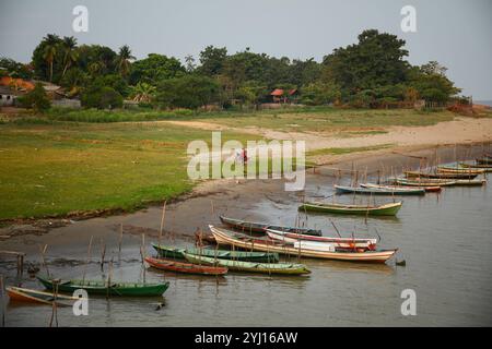 Monte Alegre, para, Brésil. 24 novembre 2023. La banque de la communauté Parico est photographiée. Parico est une communauté ''ribeirinha'' (le nom donné aux villages construits le long des rivières en Amazonie) de près de 3 000 habitants. A Monte-Alegre, au Brésil, au milieu de la forêt amazonienne, le bateau-hôpital du Pape François, fondé et géré par la Fraternité Saint François d’assise dans la Providence de Dieu, rencontre les habitants locaux pour pallier le manque d’infrastructures sanitaires dans une région marquée par l’exploitation minière et les effets du changement climatique. (Crédit image : © Apolline Guillerot-Malick/SOPA images via Banque D'Images
