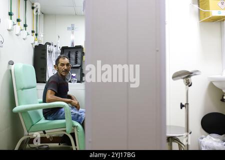 Monte Alegre, Brésil. 24 novembre 2023. Un patient attend une consultation dans l’une des deux chirurgies dentaires. A Monte-Alegre, au Brésil, au milieu de la forêt amazonienne, le bateau-hôpital du Pape François, fondé et géré par la Fraternité Saint François d’assise dans la Providence de Dieu, rencontre les habitants locaux pour pallier le manque d’infrastructures sanitaires dans une région marquée par l’exploitation minière et les effets du changement climatique. (Photo par Apolline Guillerot-Malick/SOPA images/Sipa USA) crédit : Sipa USA/Alamy Live News Banque D'Images