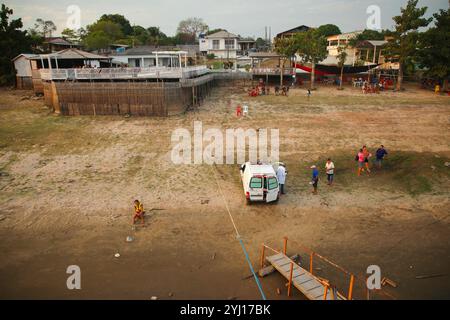 Monte Alegre, para, Brésil. 24 novembre 2023. Sur le rivage où le bateau-hôpital du pape François est amarré, une ambulance attend les patients quittant la salle d’opération pour les transférer au poste de santé communautaire, transformé pour l’occasion en salle de réveil. A Monte-Alegre, au Brésil, au milieu de la forêt amazonienne, le bateau-hôpital du Pape François, fondé et géré par la Fraternité Saint François d’assise dans la Providence de Dieu, rencontre les habitants locaux pour pallier le manque d’infrastructures sanitaires dans une région marquée par l’exploitation minière et les effets du changement climatique. (Crédit image : © Banque D'Images