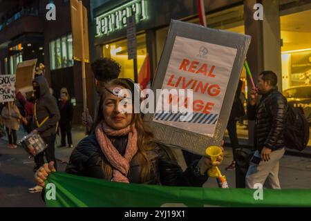 Londres, Royaume-Uni. 31 octobre 2017. Les membres du syndicat United Voices of the World quittent leur manifestation sur le thème de l'Halloween dans les showrooms Ferrari du concessionnaire de voitures de luxe H R Owen à South Kensington. La manifestation a eu lieu après une plainte de cinq heures et une audience disciplinaire hier au cours de laquelle les employeurs ont donné aux femmes de ménage suspendues Angelica Valencia et Freddy Lopez le choix de ne pas faire grève à Ferrari et d'accepter votre salaire de misère, ou de trouver du travail ailleurs. Les nettoyeurs sont employés par des entrepreneurs Templewood, qui les ont suspendus sans salaire après avoir voté pour une grève pour gagner leur vie Banque D'Images