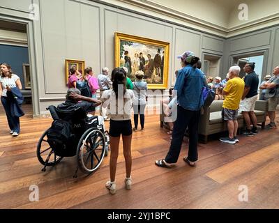 Un groupe de visiteurs écoutant un docent parler de la peinture de Manet, le Vieux musicien. À la National Gallery of Art Museum de Washington DC. Banque D'Images