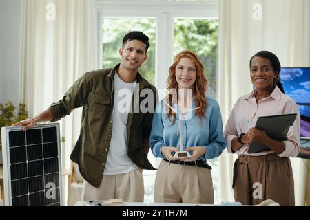 Équipe d'ingénieurs travaillant au bureau Banque D'Images