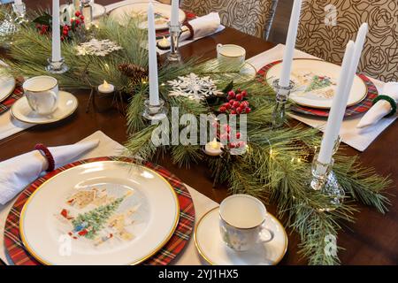 Fond de texture abstraite plein cadre d'une table à manger confortable avec des décorations de vacances de Noël et des bougies Banque D'Images