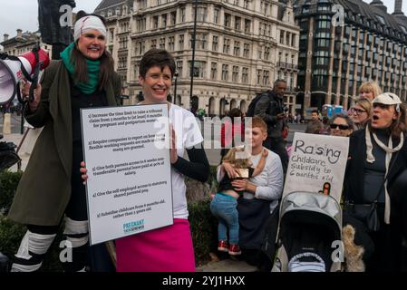 Londres, Royaume-Uni. 31 octobre 2017. Joeli Brearley du groupe de campagne Pregnant Then Screwed tient une liste de leurs revendications lors du rassemblement sur la place du Parlement appelant à agir sur la discrimination en matière de grossesse et de maternité après un rapport commandé par le gouvernement a montré que chaque année 54 000 femmes, 1 sur 9 de celles qui tombent enceintes, sont licenciées. Ce chiffre a presque doublé au cours des dix dernières années et il a été presque impossible pour ces victimes d'accéder à la justice, moins de 1 % ayant déposé une plainte devant un tribunal. Le gouvernement n'a rien fait au cours des 14 mois qui se sont écoulés depuis la publication du rapport. Les marcheurs CA Banque D'Images