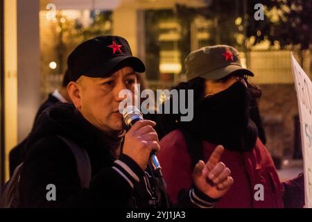 Londres, Royaume-Uni. 31 octobre 2017. Les membres du syndicat United Voices of the World quittent leur manifestation sur le thème de l'Halloween dans les showrooms Ferrari du concessionnaire de voitures de luxe H R Owen à South Kensington. La manifestation a eu lieu après une plainte de cinq heures et une audience disciplinaire hier au cours de laquelle les employeurs ont donné aux femmes de ménage suspendues Angelica Valencia et Freddy Lopez le choix de ne pas faire grève à Ferrari et d'accepter votre salaire de misère, ou de trouver du travail ailleurs. Les nettoyeurs sont employés par des entrepreneurs Templewood, qui les ont suspendus sans salaire après avoir voté pour une grève pour gagner leur vie Banque D'Images