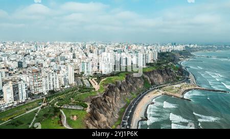 Pékin, Pérou. 9 octobre 2024. Une photo de drone aérien montre une vue de Miraflores à Lima, Pérou, Oct. 9, 2024. Lima, capitale et plus grande ville du Pérou, est le centre politique, économique et culturel du pays. Il est composé de la section historique et de la section émergente, tandis que la première a été inscrite au patrimoine culturel mondial grâce aux nombreux sites de reliques qui s'y trouvent. Crédit : Li Muzi/Xinhua/Alamy Live News Banque D'Images