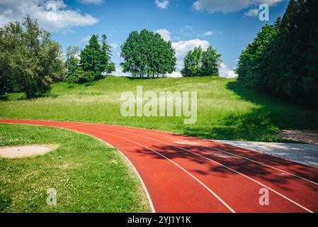 Beau petit stade d'athlétisme. Piste de course dans la nature. Petit stade d'athlétisme Banque D'Images
