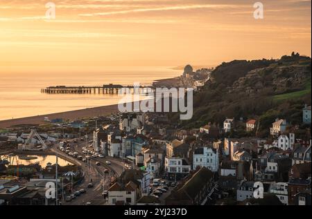 Coucher de soleil sur la vieille ville de Hastings du sommet de East Hill East Sussex sud-est Angleterre Royaume-Uni Banque D'Images