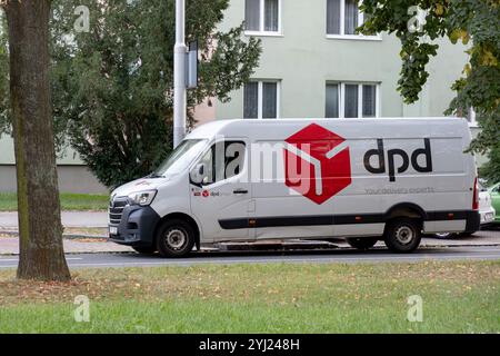 OSTRAVA, TCHÉQUIE - 2 OCTOBRE 2023 : fourgon Renault Master III de la société de livraison DPD garé dans la rue Banque D'Images