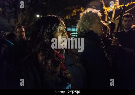 Londres, Royaume-Uni. 14 novembre 2017. Marcheurs avec des affiches et des banderoles sur la marche lente et silencieuse mensuelle pour exiger justice et se souvenir des personnes tuées dans le tragique incendie de la tour Grenfell sur Ladbroke Grove. Certains portaient des affiches ou des pancartes demandant que les responsables, principalement les conseillers du Royal Borough de Kensington et Chelsea, soient traduits en justice, que les promesses faites aux victimes survivantes du tragique incendie soient tenues et que tous les logements, y compris les logements sociaux, soient protégés contre les incendies par des pompiers dûment formés, et que les bâtiments fassent l'objet d'une interprétation stricte Banque D'Images