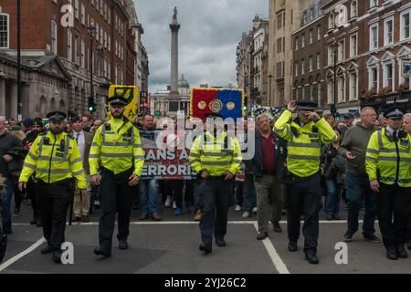 Londres, Royaume-Uni. 7 octobre 2017. La police intervient en grand nombre pour amener les manifestants à passer outre les partisans de la lutte contre le racisme qui distribuent le prospectus "quelques questions pour les dirigeants de la FLA" et à poursuivre leur marche. Bien que le FLA nie fermement les accusations de racisme et contre les musulmans en général, il y avait beaucoup d'anciens partisans de groupes d'extrême droite tels que l'EDL parmi ceux qui défilaient. Alors que la FLA passait devant, un certain nombre d'individus sont venus crier des abus contre ceux qui distribuaient les tracts, les menaçant, ainsi que les photographes. Un homme a sorti tous les dépliants qu'une personne tenait Banque D'Images