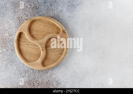 Planche de bois ronde vide. Ustensiles ou assiette en bois pour servir des collations. Banque D'Images