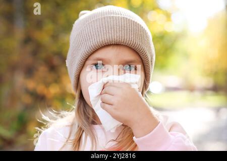 Petite fille au nez qui coule dans le parc Banque D'Images