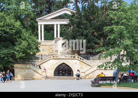 Russie, Kislovodsk - 19 juin 2024 : vue du buste du poète russe du XIXe siècle Lermontov, sa photographie et une journée de printemps ensoleillée Banque D'Images