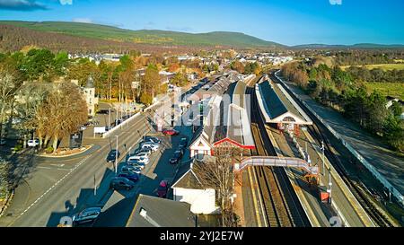 Aviemore Highland Scotland offre une vue sur les voies ferrées de la gare de Grampian Road et les zones commerçantes en automne Banque D'Images