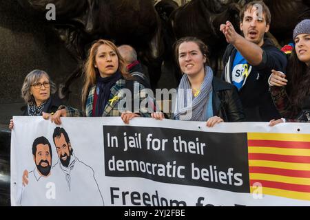 Londres, Royaume-Uni. 21 octobre 2017. Plusieurs centaines de personnes portant des drapeaux catalans avec un triangle bleu soutenant l'indépendance ont défilé à travers Londres pour montrer leur soutien à la Catalogne. Ils ont exigé la libération immédiate des prisonniers politiques Jordi Cuixart et Jordi Sanchez, la répression et le début du dialogue pour accepter le mandat électoral du référendum catalan. Ils veulent que le gouvernement britannique condamne la violence contre les civils lors du référendum en Catalogne et soutienne la solution démocratique. Banque D'Images