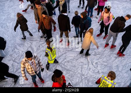 Famille avec enfants profitant de la patinoire en face du musée Rijks dans le cadre de l'animation de Noël sur Museumplein a Amsterdam en Hollande en t Banque D'Images