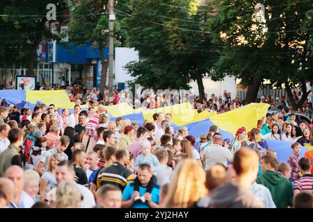 Romny, région de Sumy, Ukraine. Journée de la jeunesse, 29 juin 2014. Jeunesse patriotique, garçons et filles, dans des vêtements traditionnels et avec un drapeau sur l'anniversaire et Banque D'Images