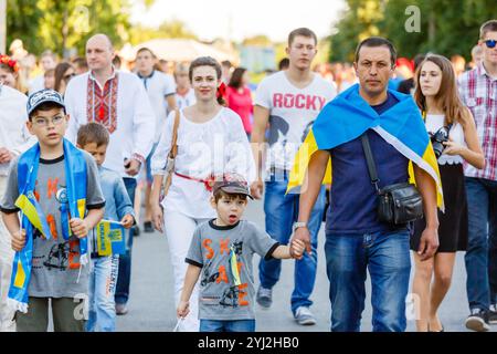 Romny, région de Sumy, Ukraine. Journée de la jeunesse, 29 juin 2014. Des gens en vêtements traditionnels ukrainiens à la Journée de la Jeunesse d'Ukraine Banque D'Images
