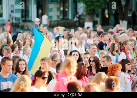 Romny, région de Sumy, Ukraine. Journée de la jeunesse, 29 juin 2014. Des gens en vêtements traditionnels ukrainiens à la Journée de la Jeunesse d'Ukraine Banque D'Images
