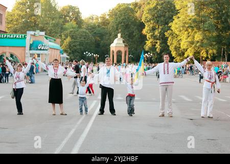 Romny, région de Sumy, Ukraine. Journée de la jeunesse, 29 juin 2014. Des gens en vêtements traditionnels ukrainiens à la Journée de la Jeunesse d'Ukraine Banque D'Images