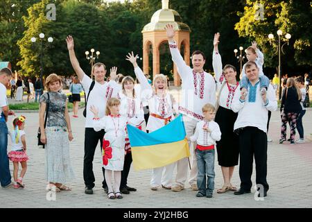 Romny, région de Sumy, Ukraine. Journée de la jeunesse, 29 juin 2014. Des gens en vêtements traditionnels ukrainiens à la Journée de la Jeunesse d'Ukraine Banque D'Images