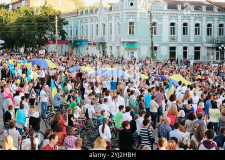 Romny, région de Sumy, Ukraine. Journée de la jeunesse, 29 juin 2014. Jeunesse patriotique, garçons et filles, dans des vêtements traditionnels et avec un drapeau sur l'anniversaire et Banque D'Images