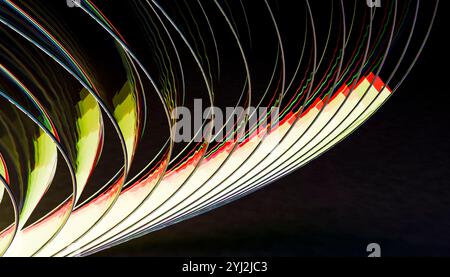 Motif abstrait de stries lumineuses vibrantes sur un fond sombre. Banque D'Images