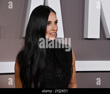 Los Angeles, États-Unis. 12 novembre 2024. Demi Moore assiste à la première de la série télévisée Landman de Paramount aux Paramount Studios à Los Angeles le 12 novembre 2024. Scénario : situé dans les villes-boomtown proverbiales de l'ouest du Texas, Landman est un conte moderne de recherche de fortune dans le monde des plates-formes pétrolières. La série est une histoire à l'étage / en bas de groghcols et de milliardaires sauvages alimentant un boom si grand qu'il refaçonne notre climat, notre économie et notre géopolitique. Photo de Jim Ruymen/UPI crédit : UPI/Alamy Live News Banque D'Images