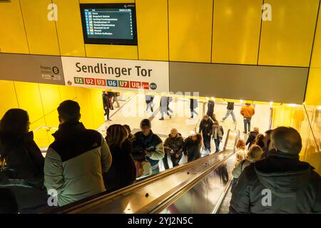 U-Bahnhof Sendlinger Tor, München, novembre 2024 Deutschland, München, novembre 2024, U-Bahnhof Sendlinger Tor, der U-Bahnhof Sendlinger Tor wurde in den letzten Jahren umgestaltet und modernisiert, Modernisierung, MVG, Öffentlicher Nahverkehr, ÖPNV, Bayern, bayerisch, *** station de métro Sendlinger Tor, Munich, novembre 2024 Allemagne, Munich, novembre 2024, station de métro Sendlinger Tor, la station de métro Sendlinger Tor a été redessinée et modernisée ces dernières années, modernisation, MVG, transports publics, transports publics locaux, Bavière, Bavarois, Banque D'Images