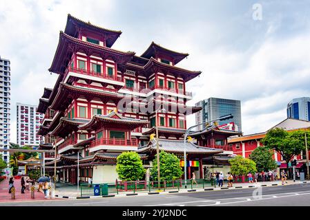 Buddha Tooth Relic Temple and Museum est situé au cœur de Chinatown à Singapour. Bien qu'il semble vieux, le bâtiment n'a été achevé qu'en 2007 Banque D'Images