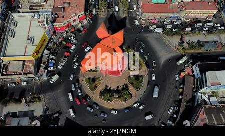 Nezahualcoyotl, Mexique. 12 novembre 2024. Une vue aérienne montre le monument de ''El Coyote'', qui a une hauteur de 21 mètres, situé à Nezahualcoyotl, État de Mexico. La statue El Coyote a été créée par le sculpteur mexicain Enrique Carbajal, connu sous le nom de 'Sebastian', qui se spécialise dans la sculpture monumentale, le 12 novembre 2024, à Mexico, au Mexique. (Photo de Carlos Santiago/Eyepix Group) (photo de Eyepix/NurPhoto) crédit : NurPhoto SRL/Alamy Live News Banque D'Images