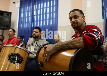 25 avril 2023, Sao Joao Del Rei, Minas Gerais, Brésil : Leonardo Henrique, un détenu et un des musiciens qui accompagne les chansons religieuses à partir de SÃ£o JoÃ£o del-Rei APAC, joue des percussions. À SÃ£o JoÃ£o del-Rei dans l’État du Minas Gerais, au Brésil, une prison sans armes ni gardiens, gérée par l’Association pour la protection et l’assistance des condamnés (APAC) '' une organisation chrétienne ''' restitue la dignité aux détenus. Cette méthode vise à responsabiliser les détenus en imposant des horaires stricts et en imposant l'observance obligatoire de la religion. L'expérience est une exception dans le B Banque D'Images