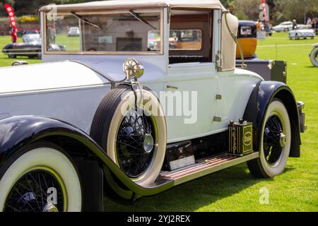 Classique Rolls royce automobile brillante dans la lumière du soleil lors d'un prestigieux salon automobile, mettant en valeur son design intemporel et ses détails luxueux Banque D'Images